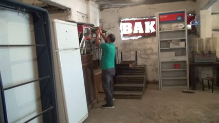 İkinci El Eşya Satarak Hasta Eşi ve Çocuğuna Bakıyor