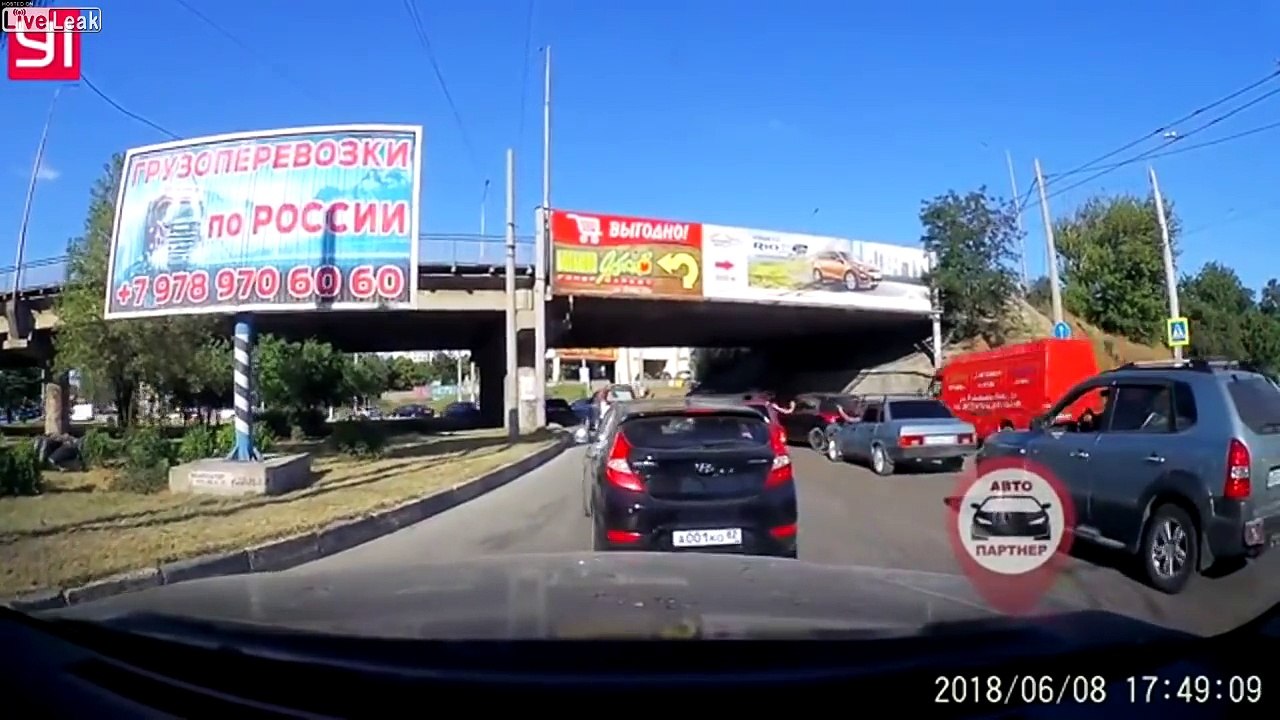Il fait une remarque à un conducteur et se prend un gros coup de poing
