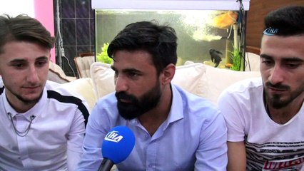 Bu kafenin müşterilerine 300 canlı balık eşlik ediyor