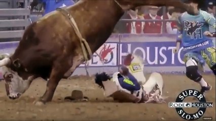 Ce cowboy a eu beaucoup de chance avec ce taureau