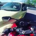 Ce motard se venge contre un conducteur qui lui a foncé dessus !