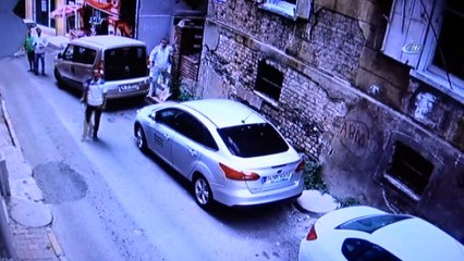 Beyoğlu’nda bir kadının kullandığı otomobilden çantayı çalarak kaçan kapkaççı kamerada