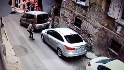 Beyoğlu'nda Bir Kadının Kullandığı Otomobilden Çantayı Çalarak Kaçan Kapkaççı Kamerada