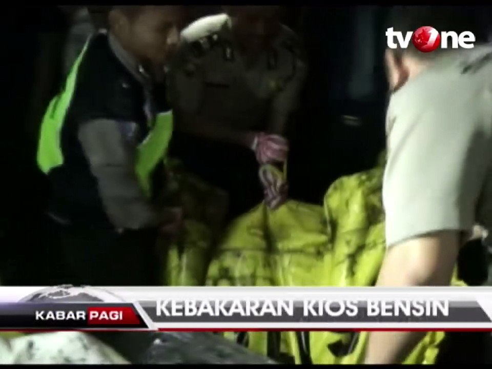 Petugas Evakuasi 6 Orang Tewas dalam Kebakaran Kios Bensin