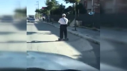 Yaşlı Adamın Hoverboard Keyfi