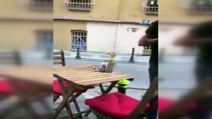 Kadıköy'de kadınları taciz eden şahsın kendisini engellemek isteyenlere dayak attığı anlar kamerada