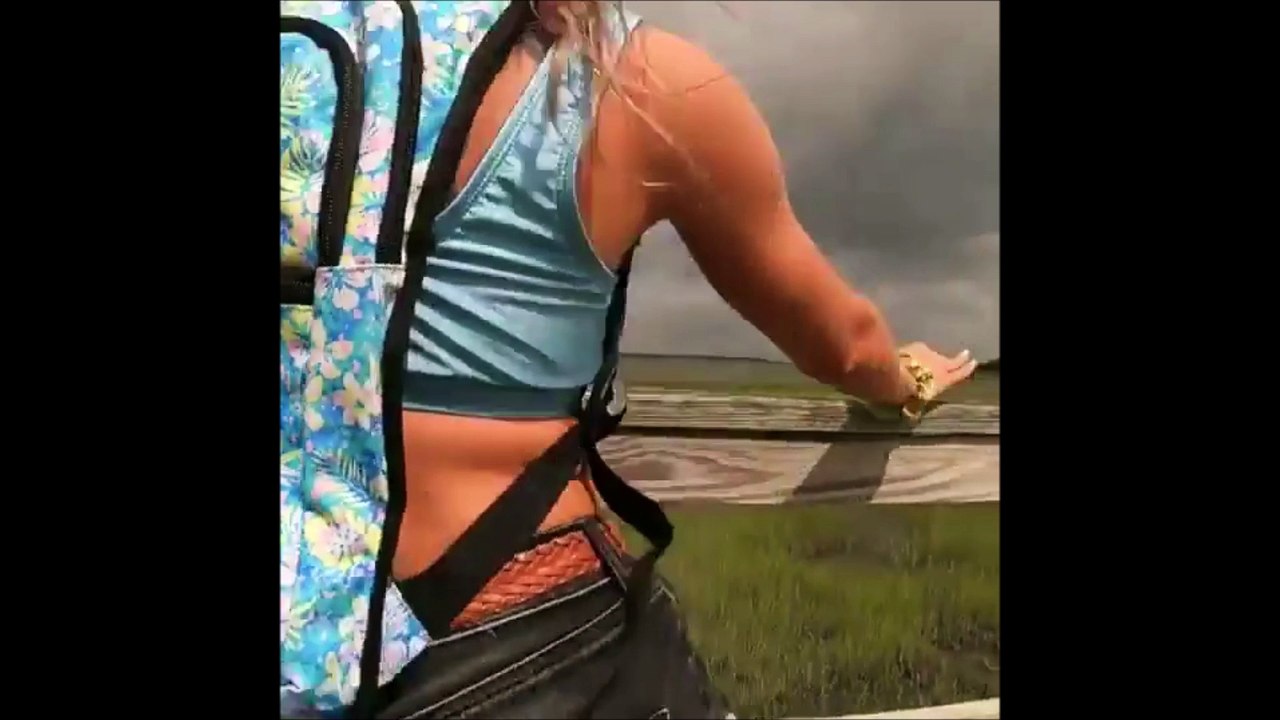 Les pas de danse de cette jeune voyageuse font des millions de vues