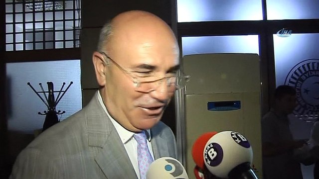 CHP İstanbul milletvekili Mahmut Tanal baklava dağıttı