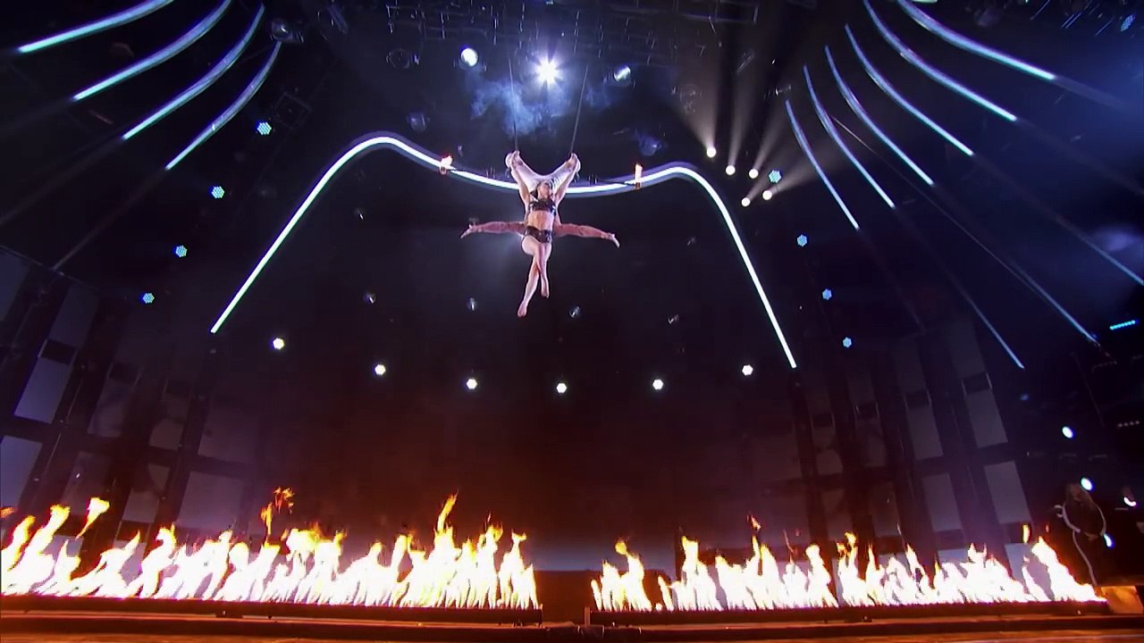 Un trapéziste lâche sa femme qui chute lourdement pendant le tournage de "America's Got talent"