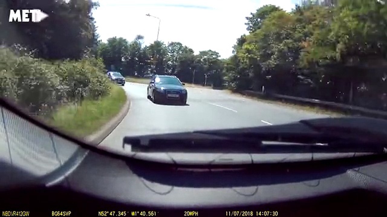 Une camionnette glisse sur une barrière d'un pont