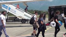 Dyndje turistësh në Rinas, shtohen masat anti-azil - Top Channel Albania - News - Lajme