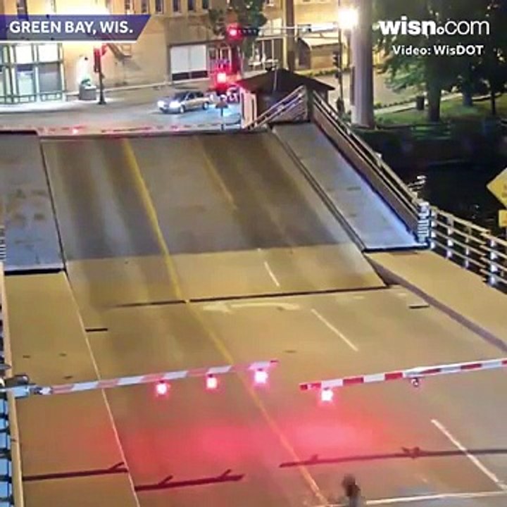 Un pont levant avale une cycliste