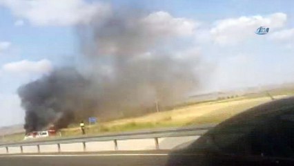 Kaza yapan minibüs saatler sonra alev alev yandı