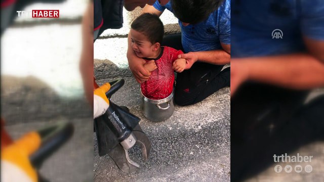 Düdüklü tencereye sıkışan 2 yaşındaki çocuğu itfaiye kurtardı