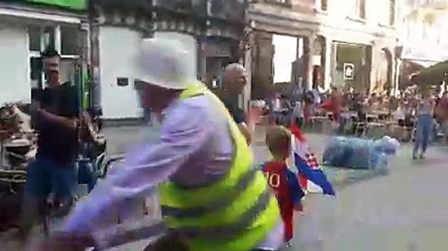 Bruxelles : Un très bon geste envers un homme croate et son fils !