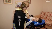 Niño dona su camiseta firmada por Ronaldo a otro con parálisis cerebral