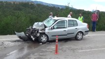 Otomobil Kamyona Arkadan Çarptı: 1'i Ağır 2 Yaralı