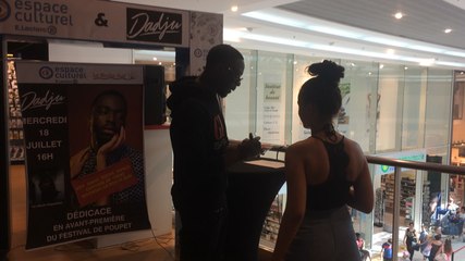 Plus de 800 personnes pour le rappeur Dadju en dédicace