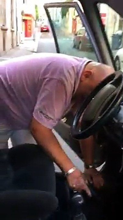 Cet homme culotté passe l'aspirateur dans sa voiture en bloquant la route !