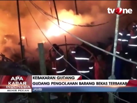 Kebakaran di Gudang Pengolahan Barang Bekas di Jambi
