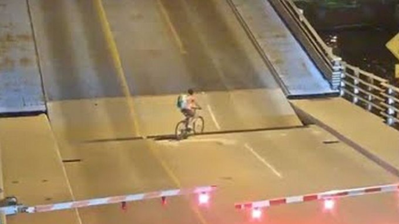 Un pont levant avale une cycliste