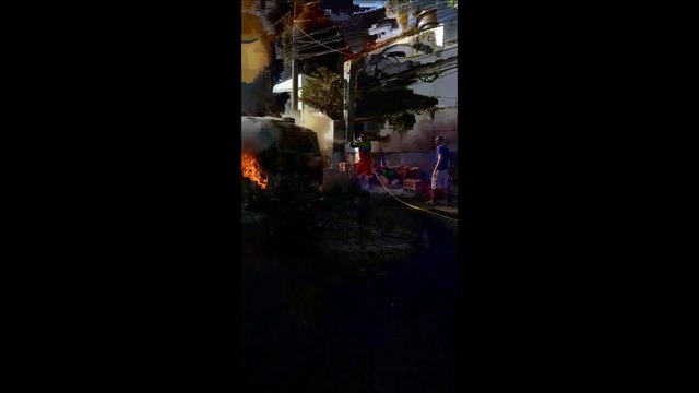 Kombi pega fogo Avenida Maruípe, em Vitória