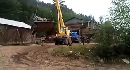 Cette grue a vu trop gros et va se retourner... FAIL