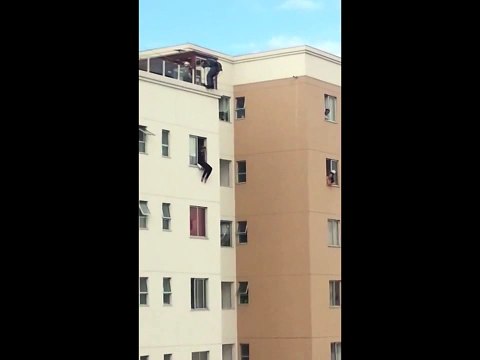 Un policier sauve un homme qui tente de sauter par la fenètre