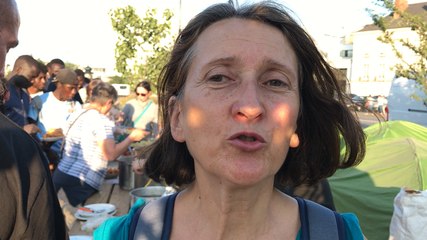 Les migrants square Daviais reçoivent l aide des associations