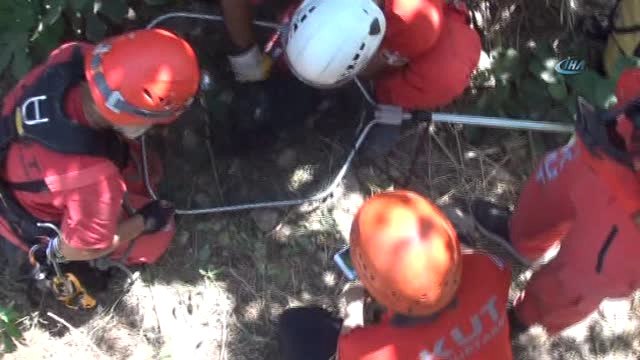 12 Metre Derinliğindeki Kuyuya Düşen Yavru Kediyi Akut Ekipleri Kurtardı