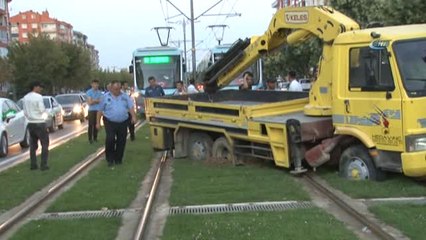 'U' Dönüşü Yapmak İsteyen Kurtarıcı Tramvay Seferlerini 1 Saat Aksattı