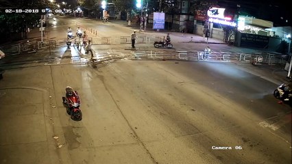 Motorista no ve la valla que colocaron los policías y se pega tremendo golpe