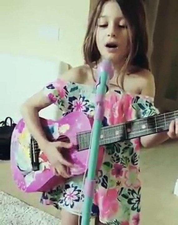 Kailey  Filha De William Levy Canta E Toca