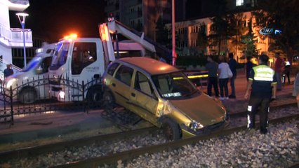 Otomobil tramvay yoluna uçtu, tramvay seferleri aksadı