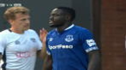 Скачать видео: Fourth time lucky! Niasse hits post three times before scoring Everton equaliser