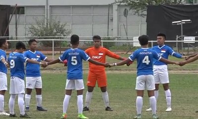 Télécharger la video: Tim LKG SKF Indonesia Pastikan Juara Grup 4 U-15