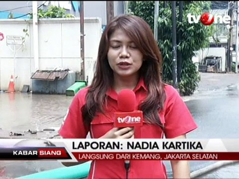 Banjir Kemang Surut, Puluhan Mobil Dievakuasi Petugas Damkar