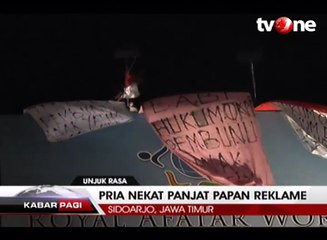 Protes Pemerintah, Pria Panjat Papan Reklame