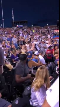 Un streaker se fait surprendre par... un spectateur