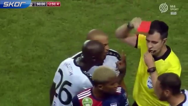 Yeşil sahada uçan tekme