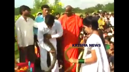 Video: जब दुल्हन ने दूल्‍हे के गले में डाली सांपों की वरमाला