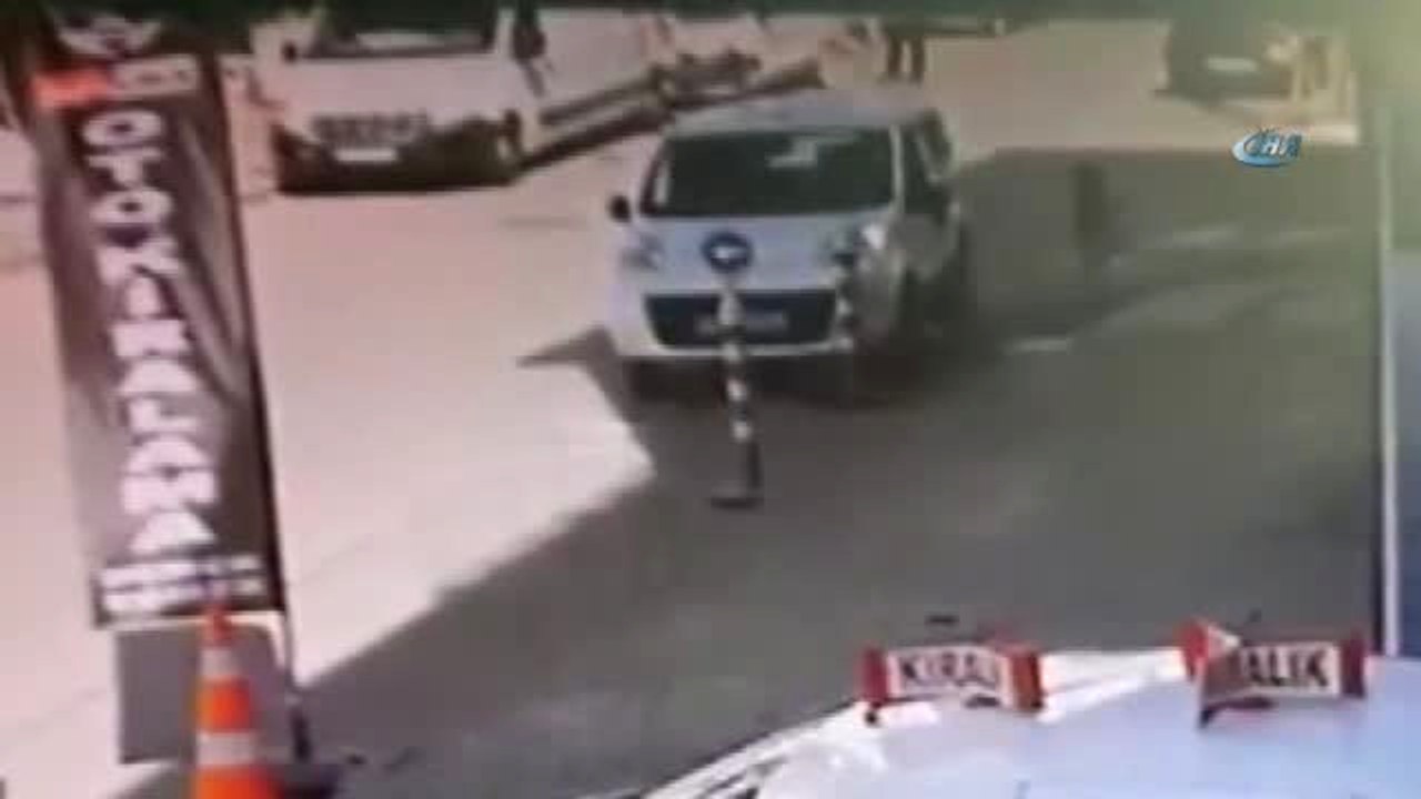 Dikkatsiz Sürücü Anne ve Çocuklarını Böyle Ezdi