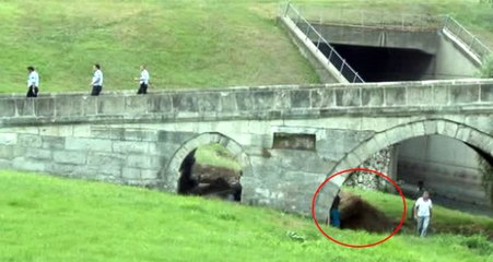 Tarihi Köprüdeki Restorasyon Görevlilerini Defineci Sanan Vatandaşlar, Polisi Aradı