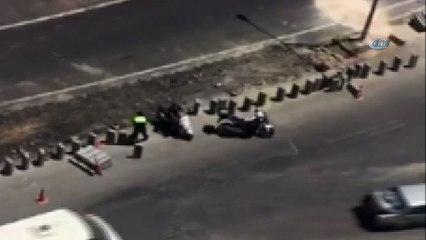 Trafik polisi kazaya neden olmasın diye kaldırım taşlarını yoldan kaldırdı