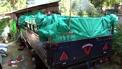 Çocuklarının ayağına denizi getirdi