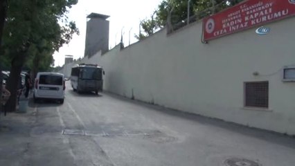 Kedicikler" Cezaevine El Sallayarak Geldi