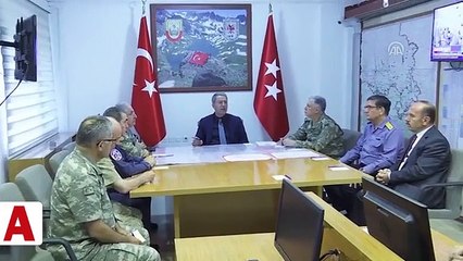 Milli Savunma Bakanı Hakkari�de üs bölgesini ziyaret etti