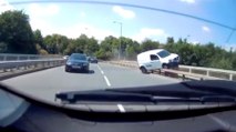 Une camionnette glisse sur une barrière d'un pont