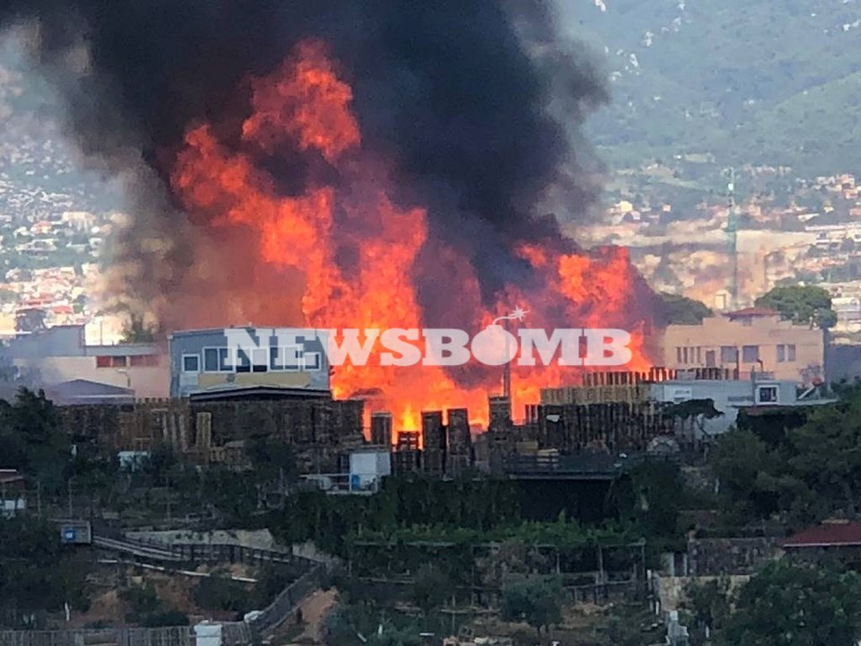 Μεγάλη φωτιά στην Εθνική Οδό Αθηνών - Λαμίας στο ύψος των Αχαρνών