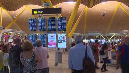 Fomento asegura que es legal que Ryanair cancele vuelos
